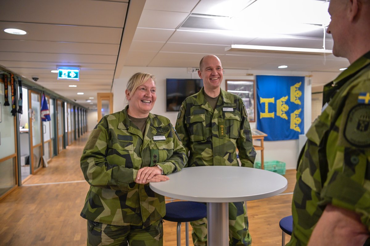I nya utgåvan av tidningen (4.2022) har vi bland annat intervjuat nya rikshemvärnschefen, Laura Swaan Wrede. Här tillsammans med Peter Öberg och Björn Ryman på rikshemvärnsavdelningen. Tidningen är på väg ur tryckpressen. Foto: Anders Wiklund / TT Nyhetsbyrån.
#hemvärnet