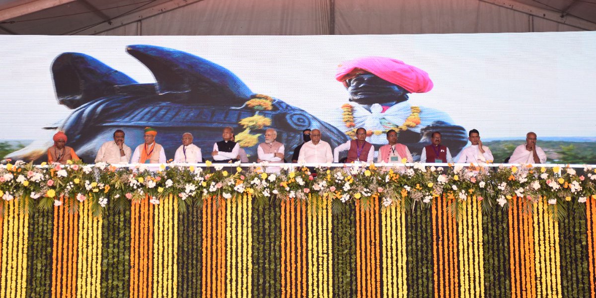 infomahisagar's tweet image. પ્રધાનમંત્રી શ્રી નરેન્દ્ર મોદીએ આજે &apos;માનગઢધામ કી ગૌરવ ગાથા&apos; કાર્યક્રમમાં ઉપસ્થિત રહી સ્વતંત્રતાના સંગ્રામના બલિદાન આપનારા આદિવાસી નાયકો અને શહીદોને શ્રદ્ધાંજલિ અર્પણ કરી હતી. 
#Mangadh