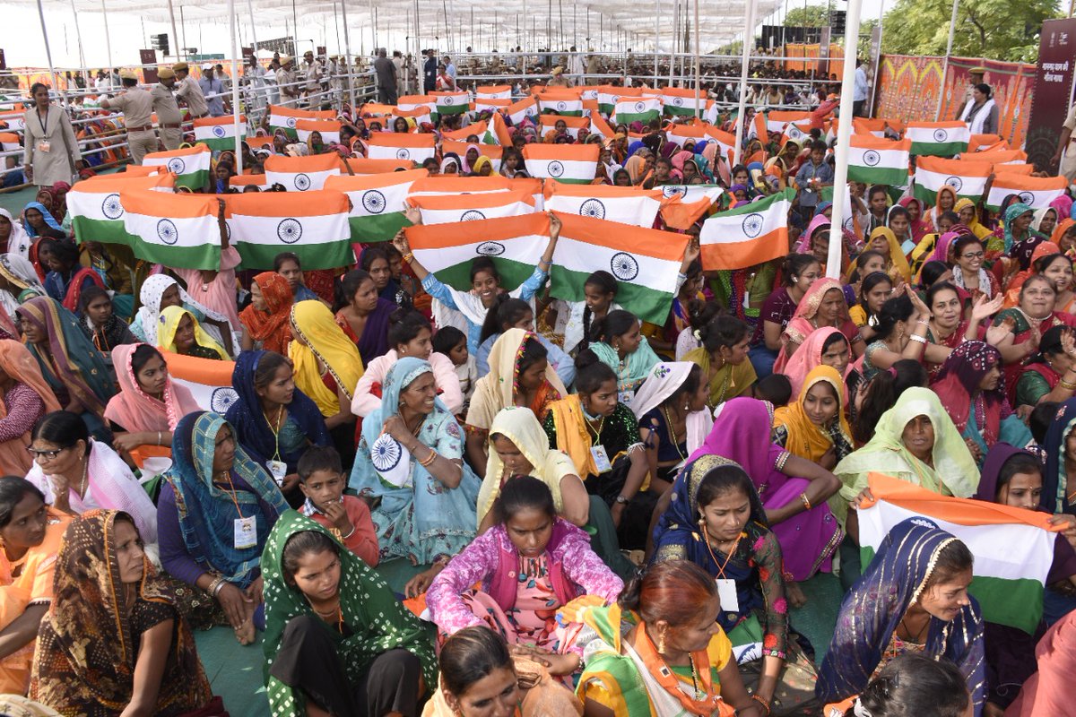 infomahisagar's tweet image. કાર્યક્રમના સ્થળ પર પહોંચ્યા પુર્વે પ્રધાનમંત્રીએ ધૂણીના દર્શન કર્યા હતા અને ગોવિંદ ગુરુની મૂર્તિને પુષ્પાંજલિ અર્પણ કરી હતી.
@InfoGujarat @CMOGuj @PMOIndia @narendramodi @Bhupendrapbjp @jsbhabhor