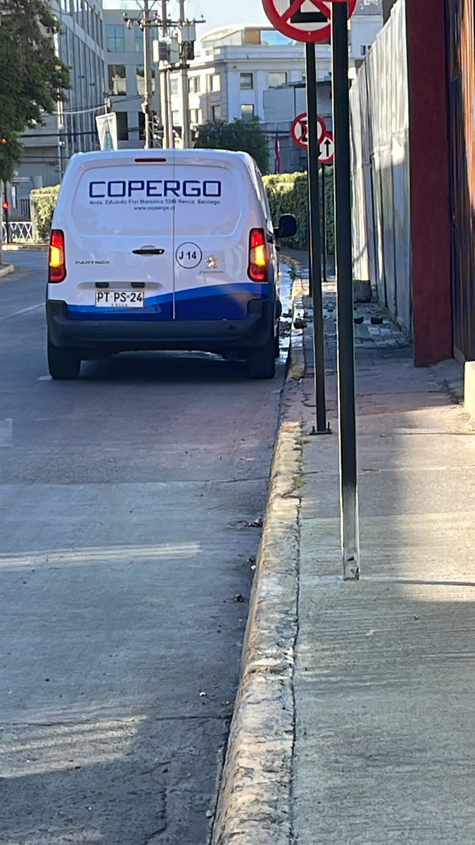 laina_'s tweet photo. @aguas_andinas a qué hora reponen el servicio en sector de Monitor Araucano, Providencia? https://t.co/YPRhUOJDLG