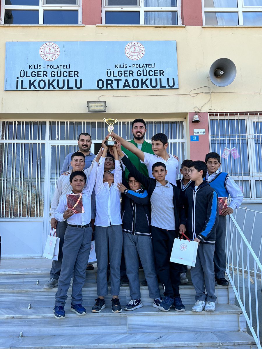 ulger_gucer's tweet photo. Okulumuz 29 Ekim Cumhuriyet Bayramı Okullararası Yıldız Basketbol müsabakalarında kız ve erkeklerde İl 3. Olmuştur. Emeği geçen @mstfabuluttt Hocamıza teşekkür ederiz. @mstfkrtlms027 @mehmet_ifrazl @smh_doganoglu @polatelikym https://t.co/ce1Ymw9fT5