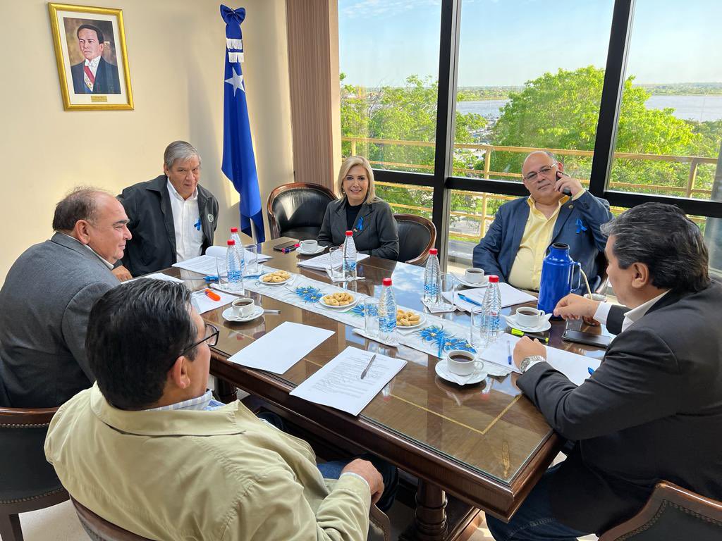 bancada_c's tweet photo. 👥🔵 La Bancada “C” del Partido Liberal Radical Auténtico (PLRA), encabezada por el Líder de Bancada, senador @PakoLedesma, se reunió esta mañana, con el propósito de dar análisis al orden del día de la sesión ordinaria de este jueves 03 de noviembre. https://t.co/CWXMPxl3dj