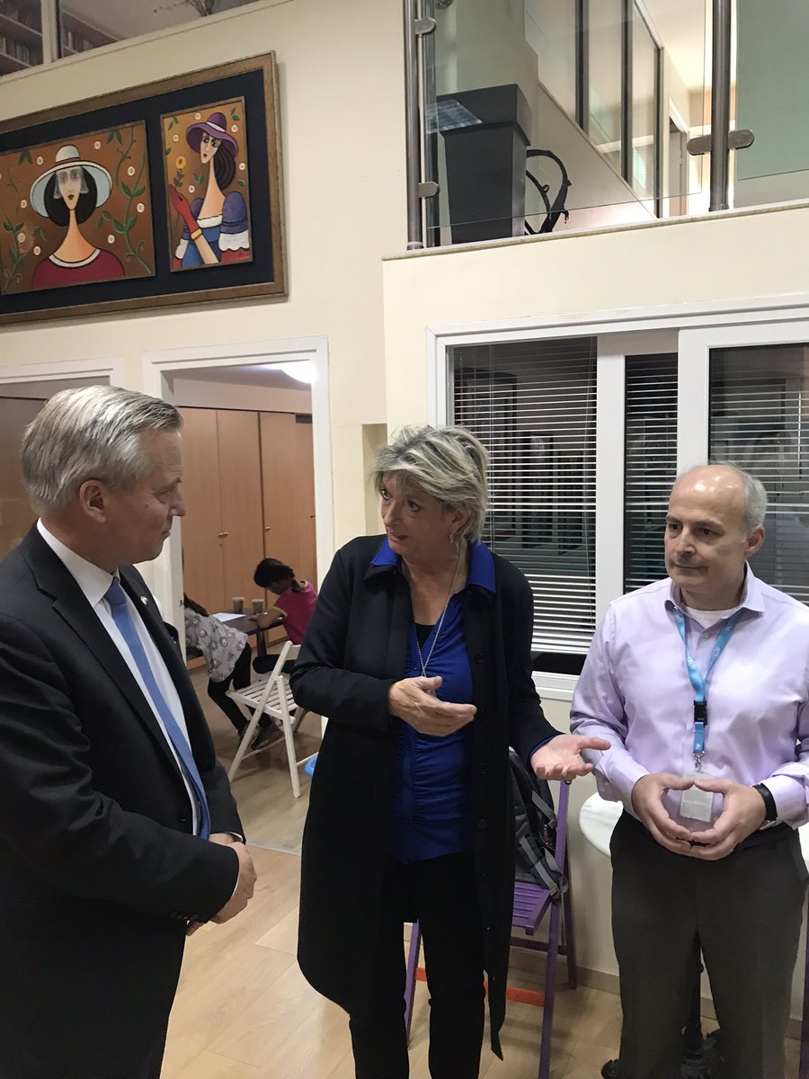EduardNazarski's tweet photo. In het kader van het staatsbezoek van het koninklijk paar is @ericvanderburg op bezoek bij  een voedseldistributieproject in Athene. Omdat de Griekse overheid tekort schiet zijn veel mensen dakloos en zonder inkomen. 
@Tinekeceelen en @AVeizis heten hem welkom. https://t.co/vjihfzTitY