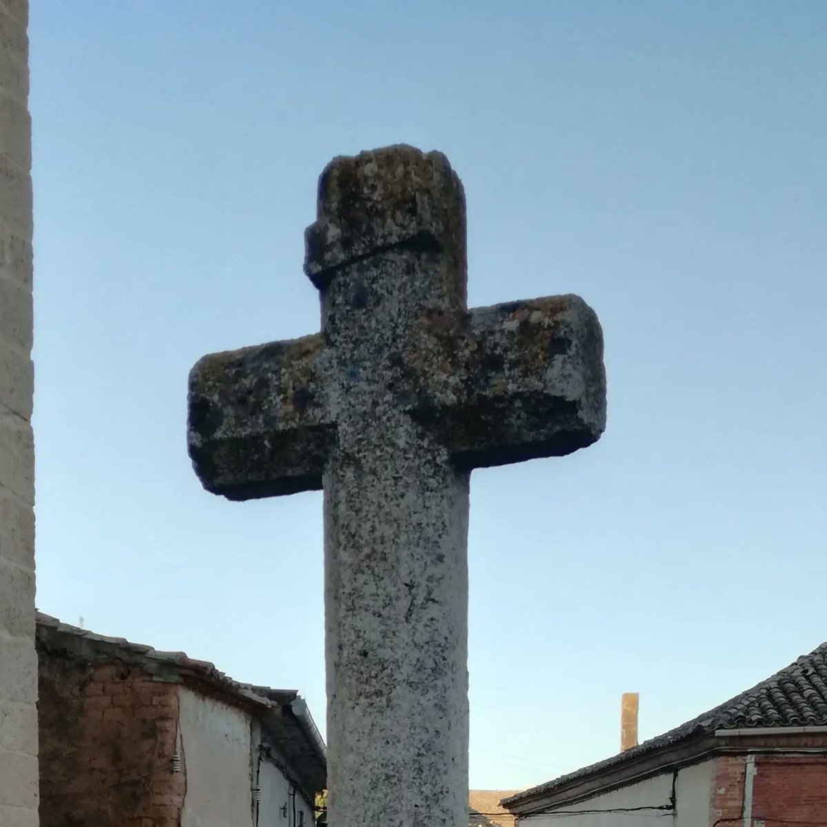 Día de Todos los Santos. 
Nuestras tradiciones,  nuestros recuerdos.
Sacramental de San Justo,  Patio del Santísimo Sacramento (Madrid)
Cruz del cementerio,  Iglesia de Santa Engracia en Olmos de Peñafiel (Valladolid)