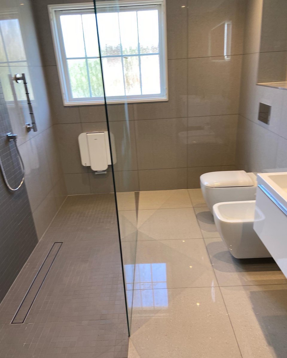 Warmup_Plc's tweet photo. Main Bathroom completed in North Stifford Grays Essex by @kbsdesignessex
Fitted with our DCM-PRO system to warm the floor throughout.
Get an underfloor heating quote here: https://t.co/oyZWeXJZyj
#underfloorheating #underfloorheatingsystem #floorwork #tiledesign https://t.co/QGXd3iyCGL