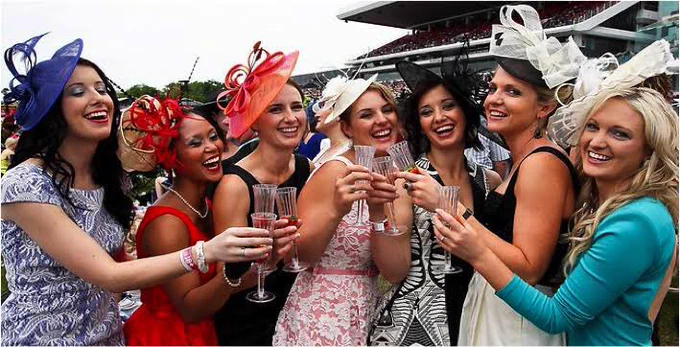 今日は🇦🇺ではメルボルンカップという大きな競馬の大会の日でした。会場は華やかにドレスアップした観客でいっぱいになるんだが、毎年彼らをテレビで見るたびに何故かマキバオーの観客たちが脳裏にチラついて両サイドの温度差で勝手に風邪引きそうになってる。
#オーストラリア生活
#メルボルンカップ 