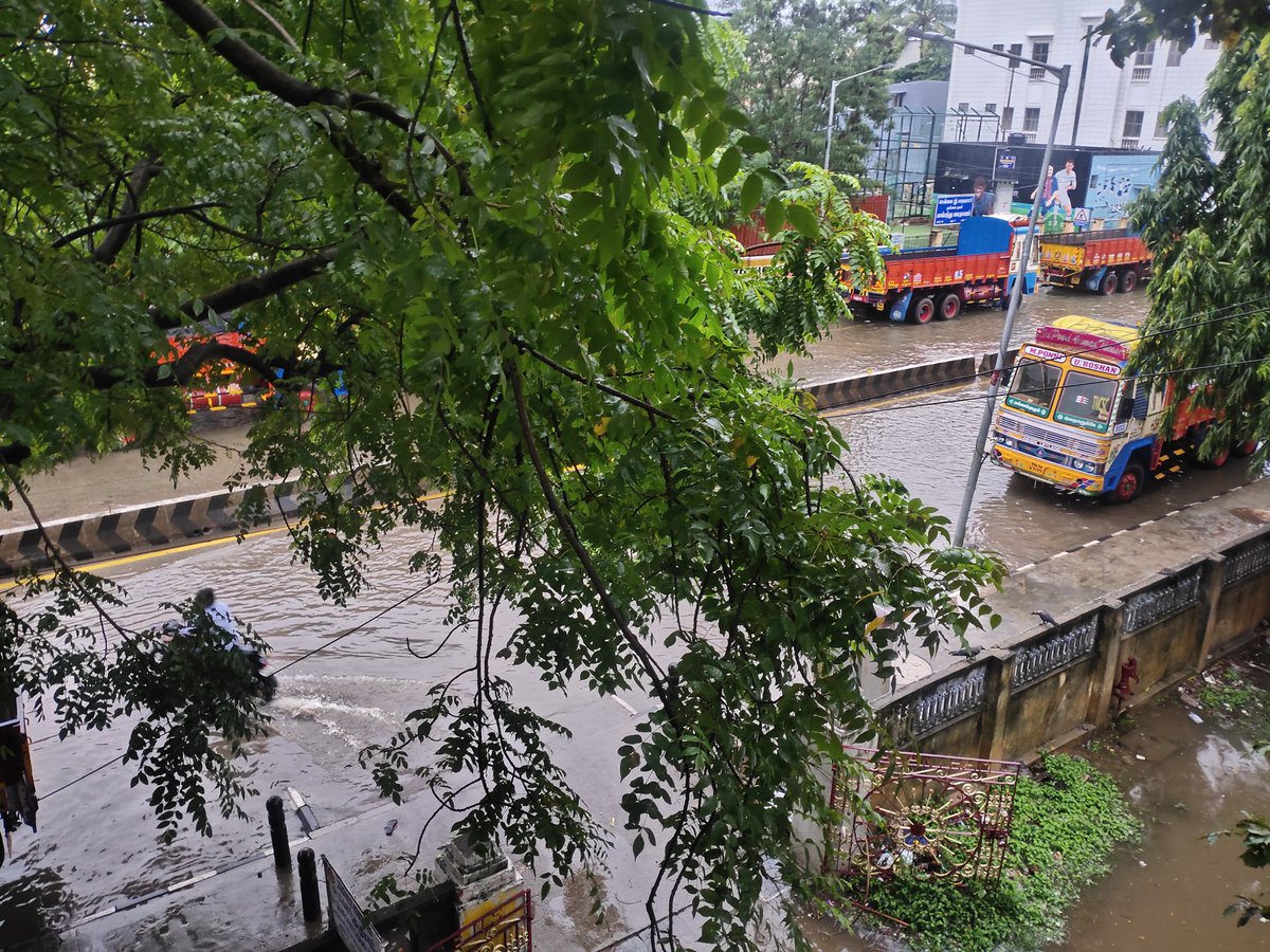 fishnetjk's tweet photo. an update. still water logged as of 5:13pm since morning @chennaicorp #ChennaiRain  #Chennai #ChennaiCorporation https://t.co/Q9zOtU9b1Z