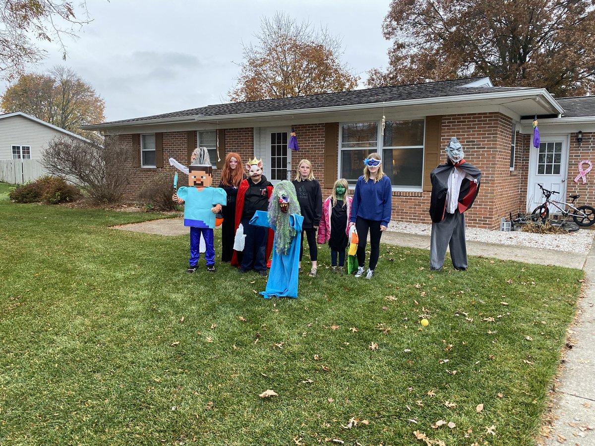 RealtorLloydR's tweet photo. Had a great time walking the crew around to collect candy for me. Our neighborhood really goes all out for the kids. https://t.co/93HjtndOXY