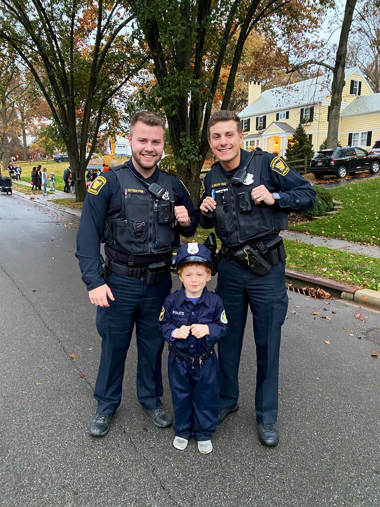 CincyPD's tweet image. Three of Cincinnati’s finest reporting for their trick-or-treating duties 🍫🍭 

PO Austin Watson and PO Kyle Brown of District Two found a friend while on foot patrol in Hyde Park Monday night!