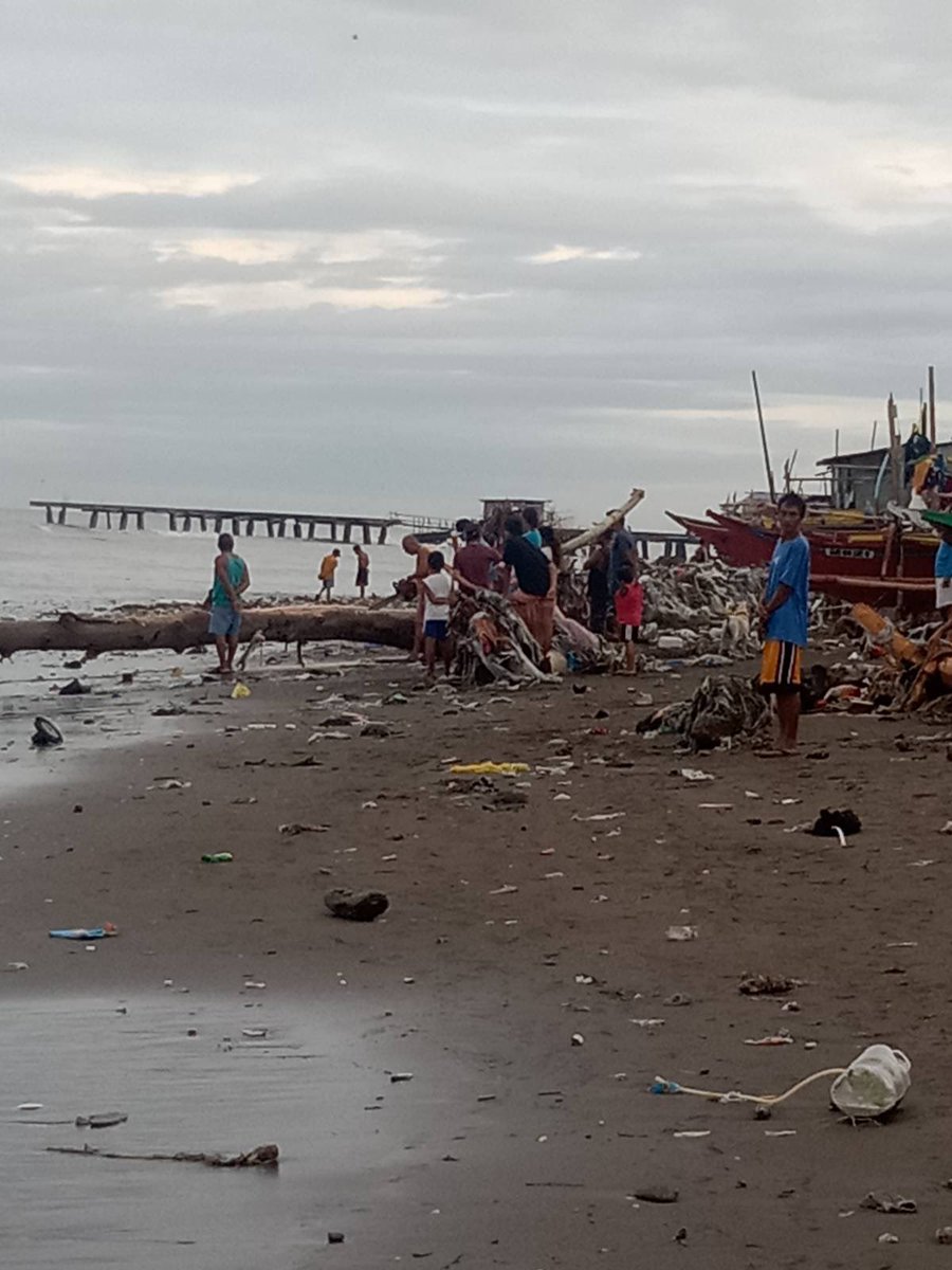 pama_pil's tweet photo. LOOK: The aftermath of #PaengPH in coastal communities in Cavite. Wrecked fishing boats, among other typhoon debris are seen ashore.

We already sought assistance from allied organizations and networks for immediate relief and subsequent rehabilitation of fishing communities. https://t.co/SdCKomc4hX