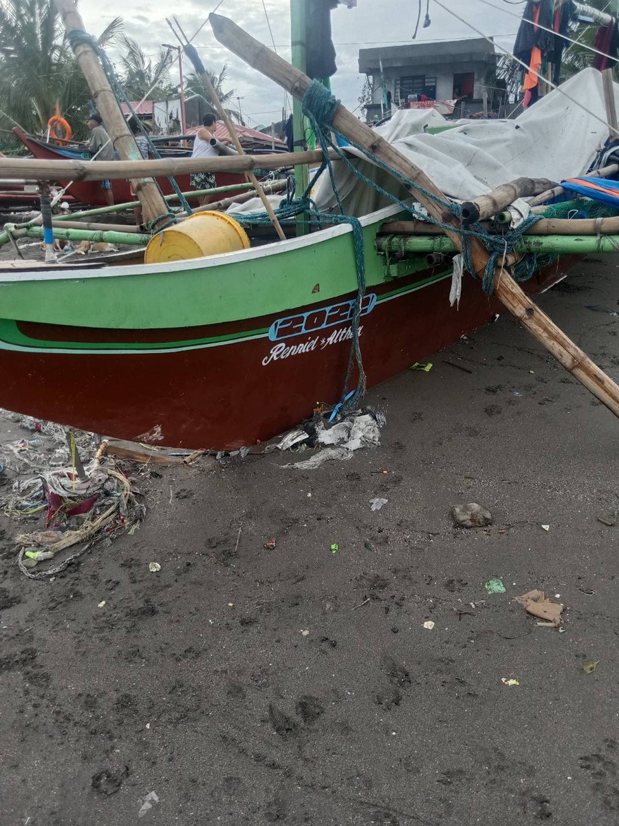 pama_pil's tweet photo. LOOK: The aftermath of #PaengPH in coastal communities in Cavite. Wrecked fishing boats, among other typhoon debris are seen ashore.

We already sought assistance from allied organizations and networks for immediate relief and subsequent rehabilitation of fishing communities. https://t.co/SdCKomc4hX