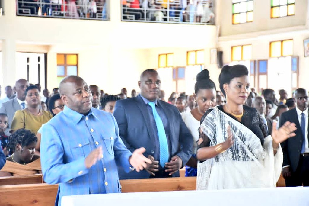 RTNBurundi's tweet photo. Le Chef de l'État @GeneralNeva s'est joint aux chrétiens de la Paroisse Militaire #Christ_Roi,en @MairieBuja, dans la célébration de la #Toussaint. Il a souhaité une bonne fête à tous les chrétiens et les a invités à prier pour les dirigeants et le pays https://t.co/Gm8rguOAC3