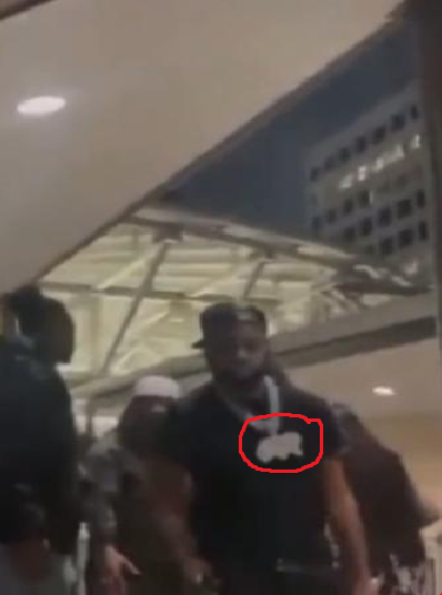 vxsta47's tweet photo. @TMZ Same guy seen at two dice involved murders. He's seen leaving the scene after takeoff is on the floor. https://t.co/vMiMR7xHRF