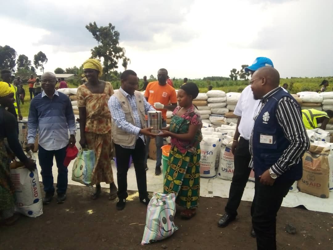 WFPDRC's tweet photo. #RDCongo 🇨🇩 

Following the recent violence and displacements in Nord Kivu, @WFP and partners, with support from 🇺🇸, have started providing food to about 5️⃣0️⃣,0️⃣0️⃣0️⃣of the most vulnerable in Kanyaruchinya &amp; Munigi
@USEmbKinshasa https://t.co/3YntbAk1Ut