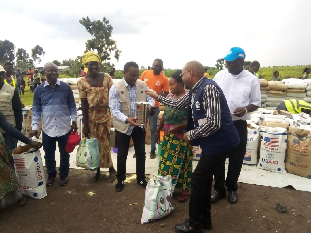 WFPDRC's tweet photo. #RDCongo 🇨🇩 

Following the recent violence and displacements in Nord Kivu, @WFP and partners, with support from 🇺🇸, have started providing food to about 5️⃣0️⃣,0️⃣0️⃣0️⃣of the most vulnerable in Kanyaruchinya &amp; Munigi
@USEmbKinshasa https://t.co/3YntbAk1Ut
