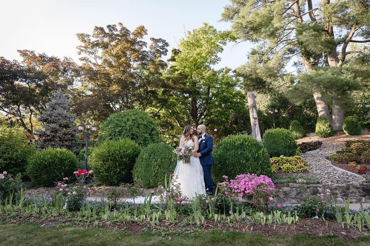 FeastCaterers's tweet photo. ⁠"You take me back to summer days. Oh it feels like yesterday." ☀️❤️ A beautiful #sneakpeek of Jessica and Ryan's July wedding from @anjphotographer. #summerweddings⁠ #hudsonvalley #weddingvenue https://t.co/Dl5ndsnboR