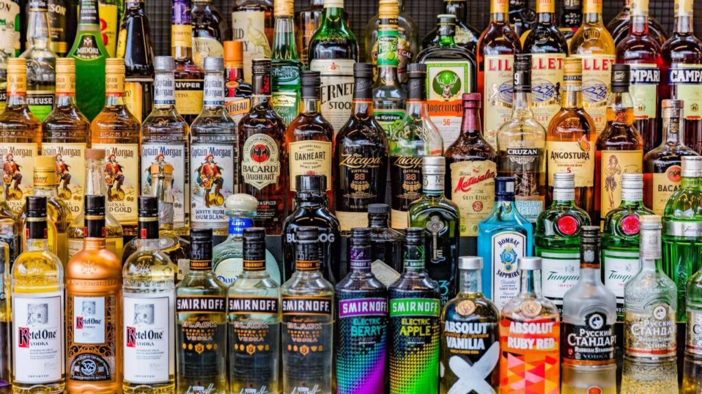 actualites229's tweet photo. 🇧🇯 Selon #DBMedia, à Lokossa, une usine de fabrication de boisson frelatée a été démantelée par les disciples de Saint Mathieu avec sur place, 2940 bouteilles déjà emballées, 175 litres réparties en bidons de 25 et 800 litres d’alcool contrefait. #Actualites229 https://t.co/deyZOhqmam