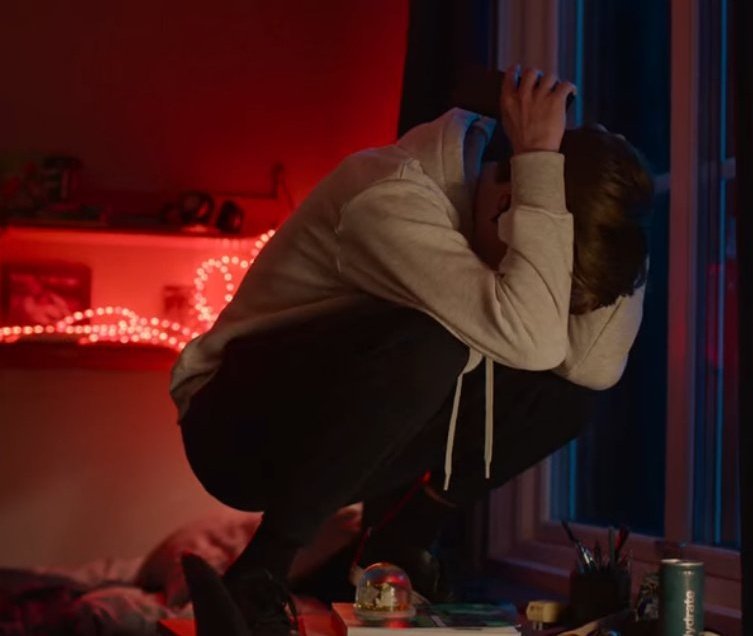 Sapphirebunny2's tweet photo. The fandom when it realizes it has to wait for the next season:
#YoungRoyals2 #YoungRoyals https://t.co/MpokCMDsFz