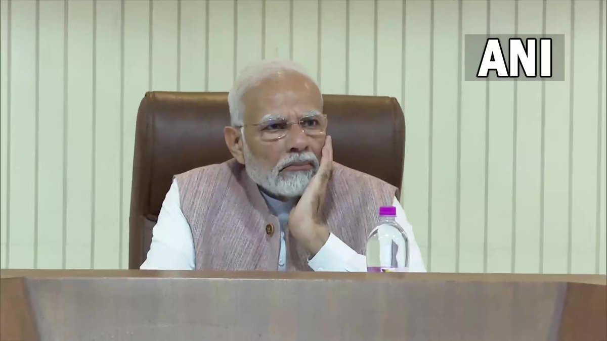 ANI's tweet image. Morbi, Gujarat | PM Modi chairs a high-level meeting with senior officials on the bridge collapse incident

(Source: DD)