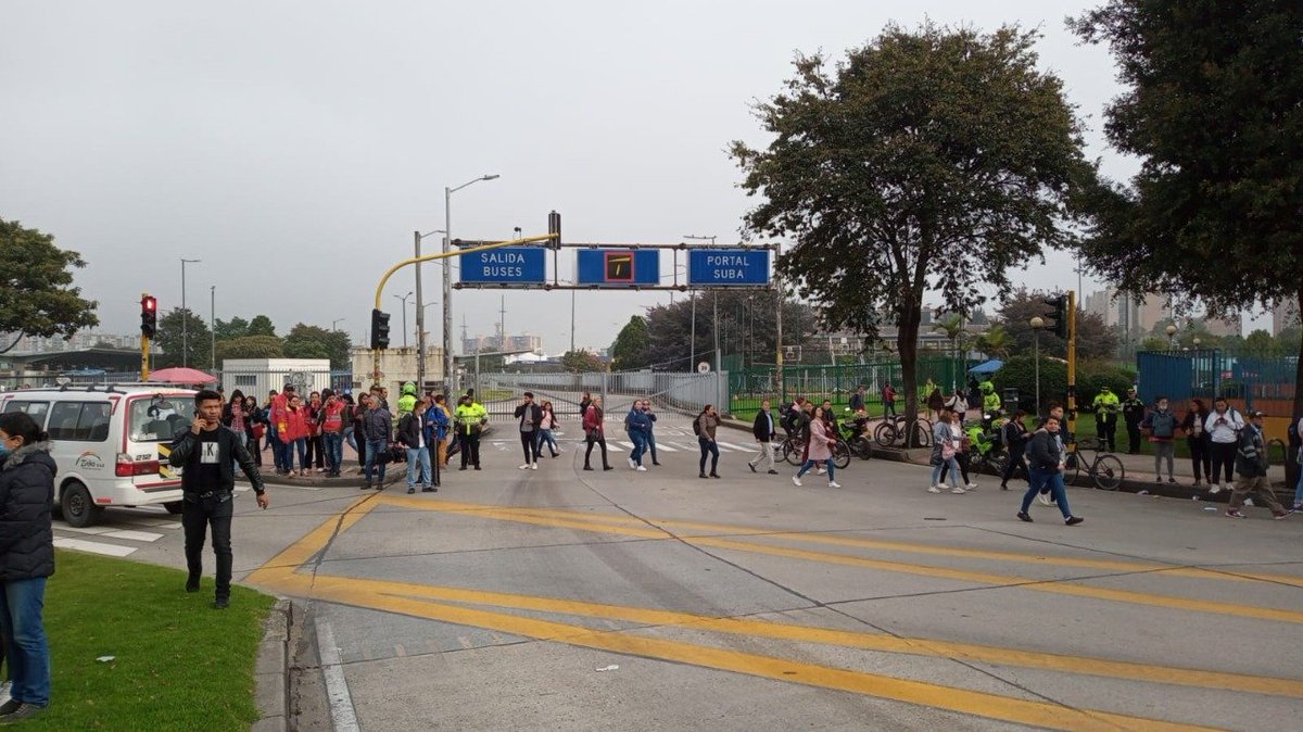 BogotaTransito's tweet photo. 🚨#Atencion 

[07:10 a.m.] #AEstaHora Se presenta manifestación en la Localidad de Suba, en la calle 142 con carrera 102 A sentido Oriente Occidente (Portal Suba). Manifestantes realizan bloqueos intermitentes sobre la calzada mixta. https://t.co/fjCFl5E5Yn