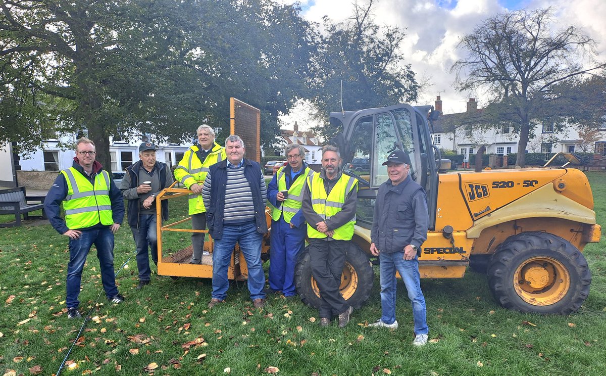 The hard working Christmas Lights Team would like to thank the @CrownHotelWells for providing refreshments to keep them fuelled while they put up the lights around The Buttlands today 👍