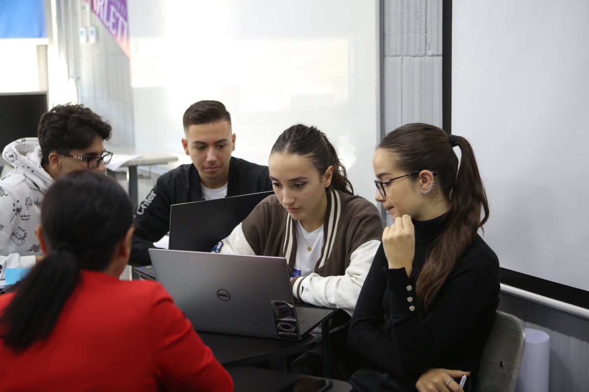 markukaterina's tweet photo. Një fundjavë fantastike me të rinjtë e talentuar të #Climathon 💡
Faleminderit @IctSlab për mundësinë që më dhatë të isha mentore e të ndihmoja në zhvillimin e ideve të tyre drejt zgjidhjeve inovative e të zbatueshme për #ndryshimetklimatike.

Eksperiencë shumë e veçantë! 💚 https://t.co/oypPIQFVO1