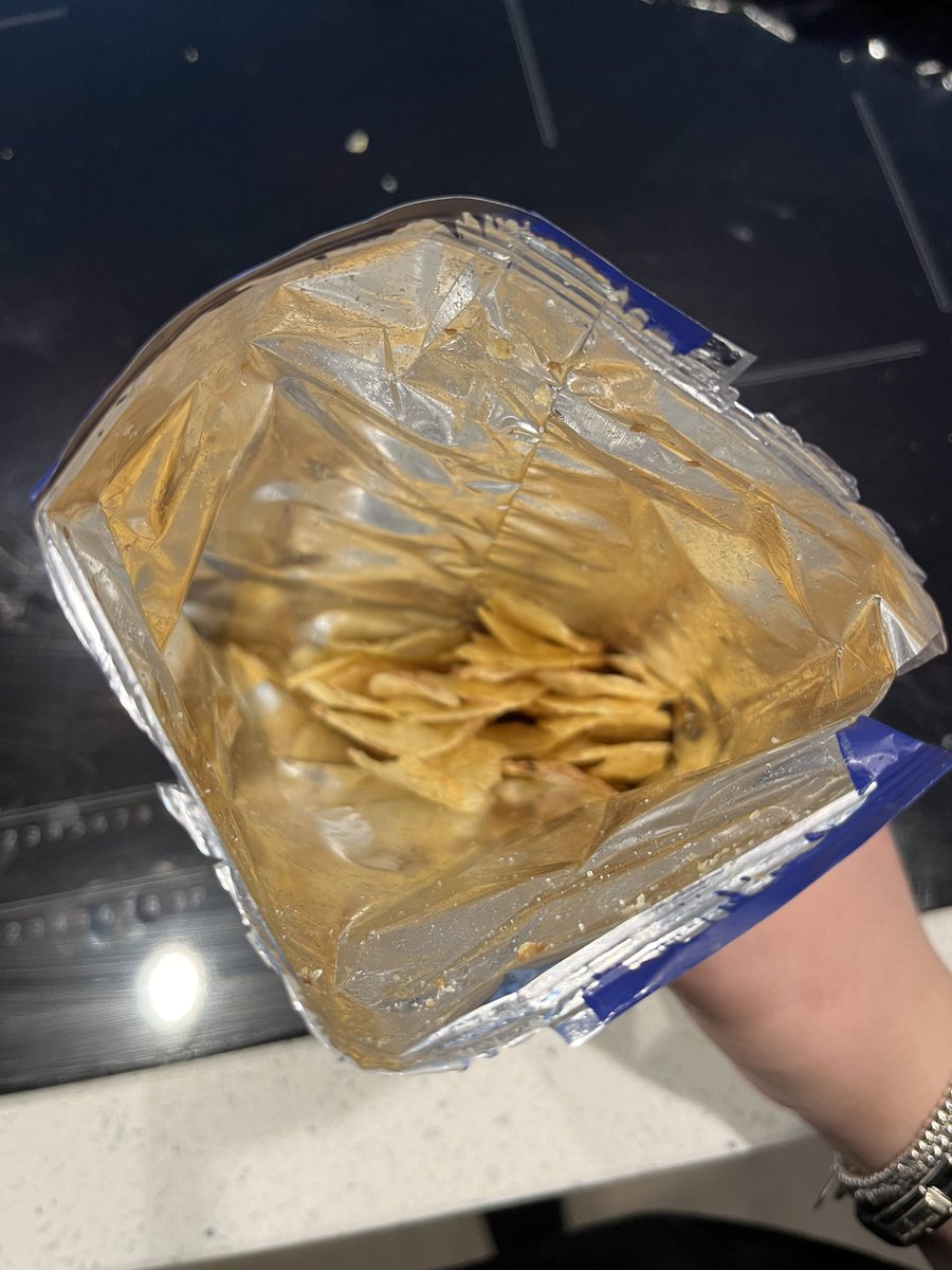 _beffbeff's tweet photo. @KETTLEChipsUK that’s a very big bag for so few crisps 🤔 https://t.co/oEnczQv5n5