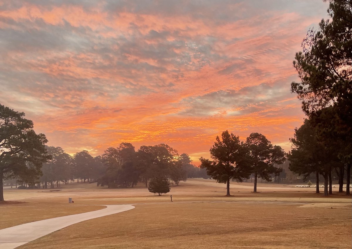 liveoaksgolf's tweet photo. Another beautiful morning on the horizon today!  Join us for a round of ⛳️ It’s a #TwilightFee Day. Call our pro shop to set up your #teetime 601-982-1231. #BestGreens #ColdestBeer https://t.co/Gq744asKbY