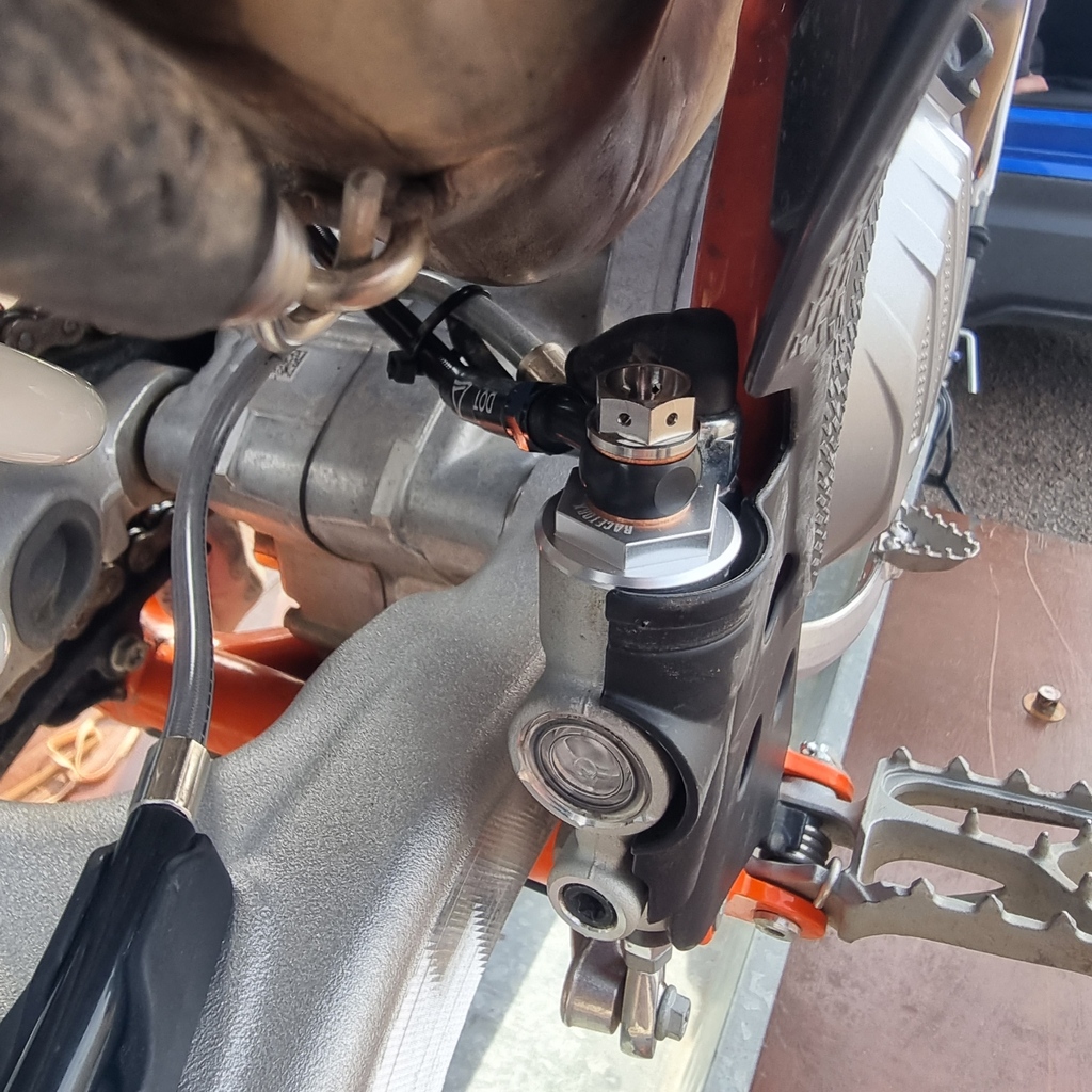 RaceTorx's tweet photo. The Racetorx Junction Valve RTX450 is fitted to the Brembo rear master cylinder on the KTM300.
#thumbbrake #thumbrake #junctionvalve #fingerbrake #handbrake #brakes #nolimitsracing #nolimits #bsb #wsbk #nissin #brembo #mastercylinder #ktm #husqvarna #aprilia #honda https://t.co/XcBRGMVnSh