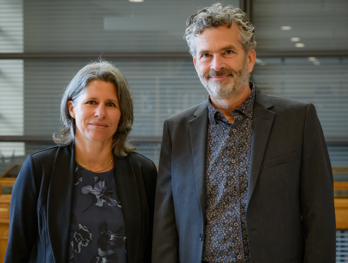 IAPQuebec's tweet photo. @_BAnQ est un des trois finalistes au prix Initiatives numériques dans le cadre des #PrixIAPQ pour son projet de plateforme numérique. Apprenez-en plus sur ce projet en consultant notre site web! https://t.co/FROzLJSFD1  Partenaire du prix: MCN @GouvQc https://t.co/TZVf04MdXl