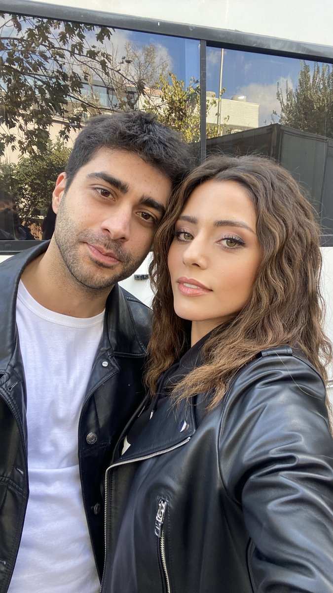 ShowTV's tweet photo. Selfienin orijinalini buraya bırakıyorum -ShowMin 😉 #KızılcıkŞerbeti @silaturkogluu @dogukanngungor7 @kizilcikshowtv https://t.co/RujTzptejD