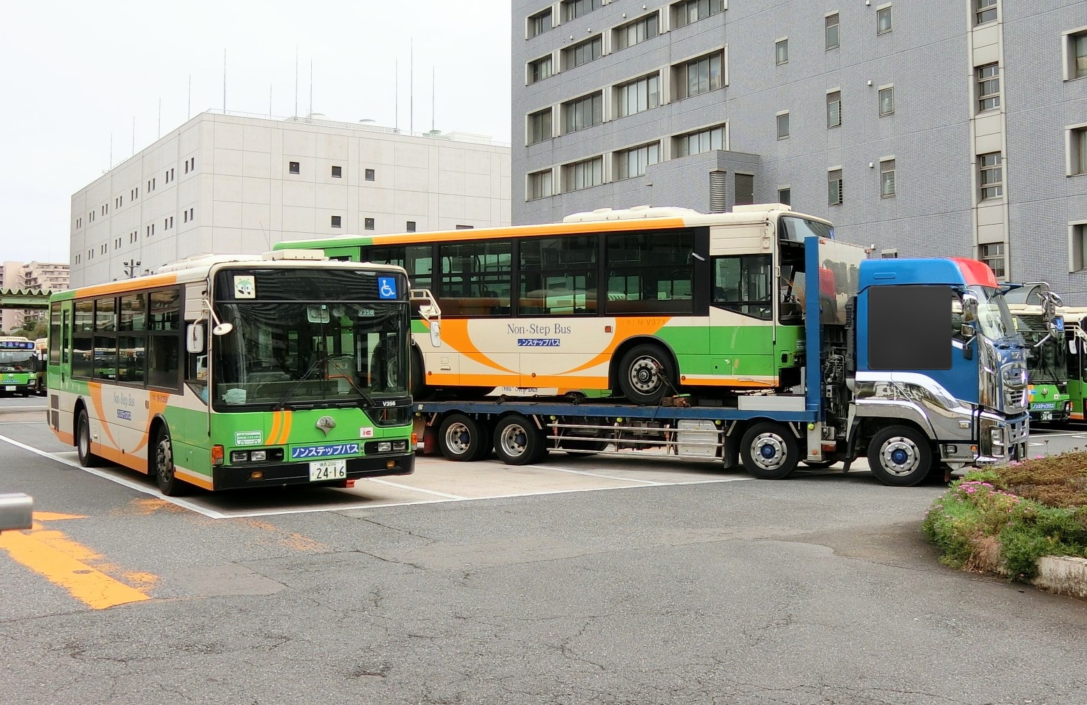 15.1t積み重機運搬車でZX135USOS（15t）の新車を運搬させて