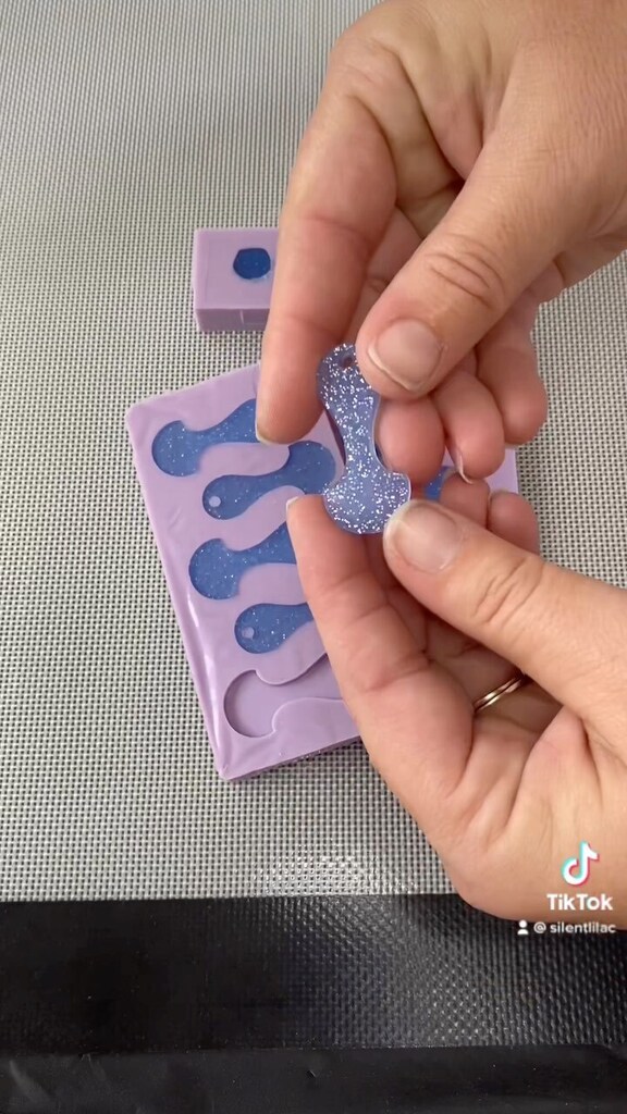 SilentLilac's tweet photo. #silentlilac #siliconemold #siliconemoldmaking #demold #demolding #demoldingvideo #resinmolds #moldmaking #moldmakingandcasting #resinmaterials #resinaccessories #justresin #resintechniques #resinartist #resincraft #resinexperiments #resintechnique #resi… https://t.co/mO1Ev8aANp https://t.co/UwCUq7AWoj