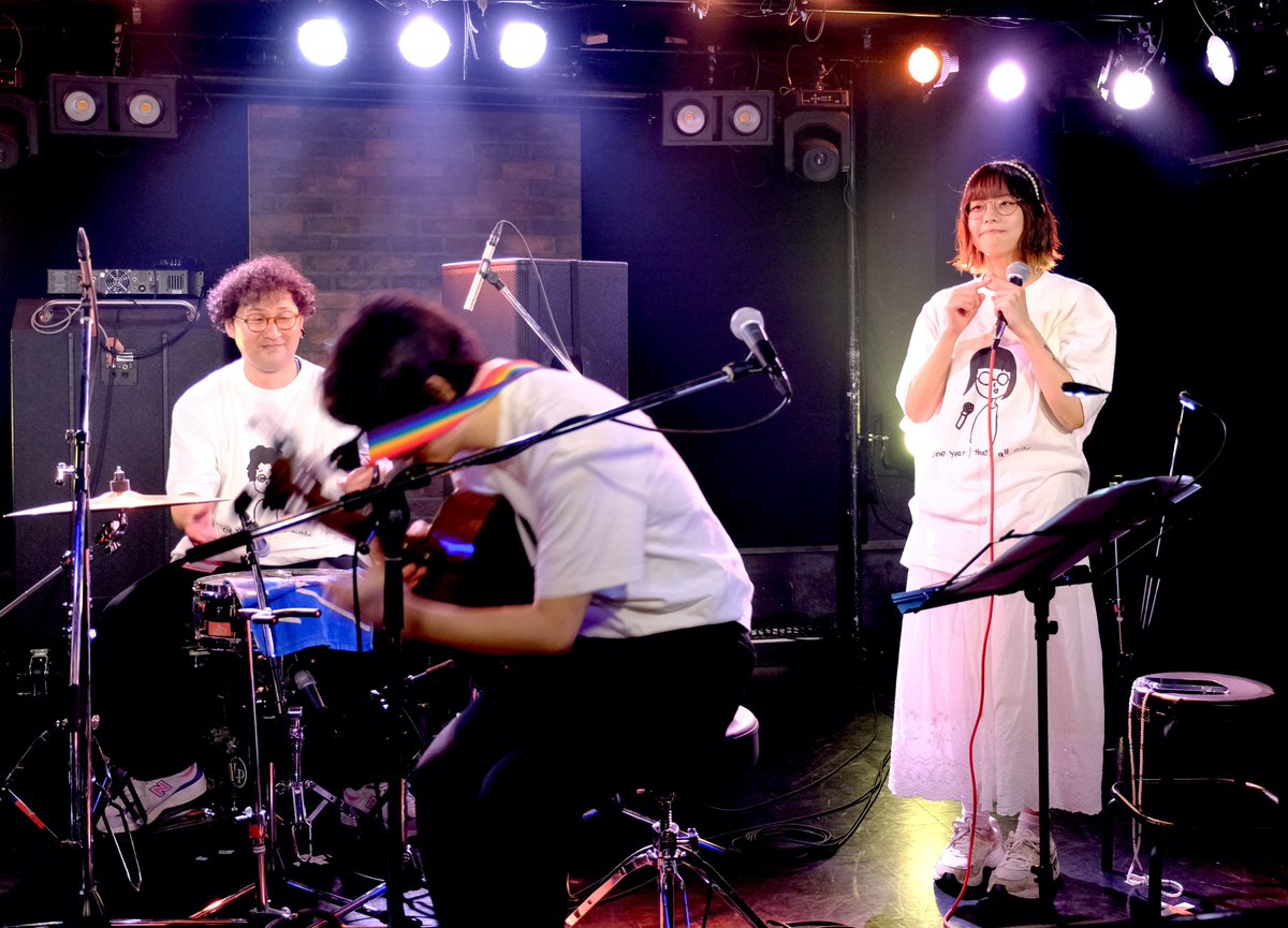 itkita's tweet photo. re:miawをきっかけにthat's all folksを知り、良いなと思ったものを辿ってまた良いものに出会えるのが楽しい。バンドの真ん中にいないちありちゃんが新鮮で佳きカルテットでした。「知らない」はthat's&ちありバージョンで今回ならでは、ライブの醍醐味に溢れてました。
#ザッツのレコ発 #PCC16 https://t.co/0pLSvfyAGJ
