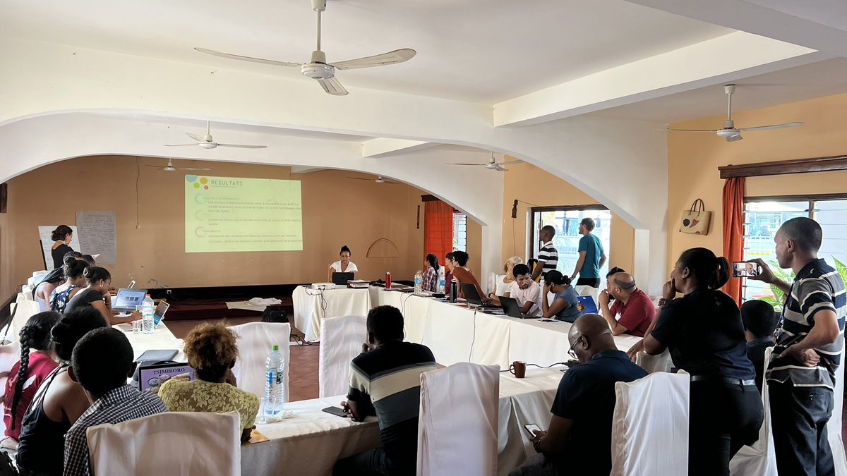 #TVM2022 
RESTITUTION 
Les sources d'approvisionnement varie d'une variété à l’autre (La
variété Beambony vient du Sud de Tulear la variété Sarimbongiry du Nord Tuléar. 
Le prix de manioc sur le marché varie selon les sessions. Le marché est contrôlé par les femmes. #Tanyvao2022