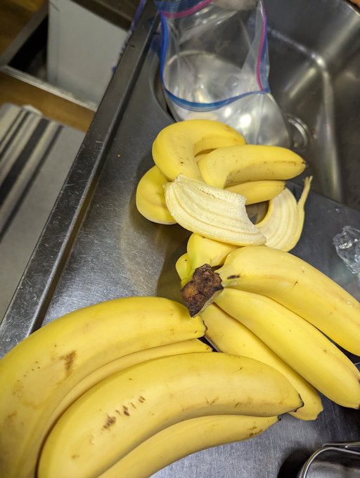 やすいバナナしこたま買って冷凍したんや 