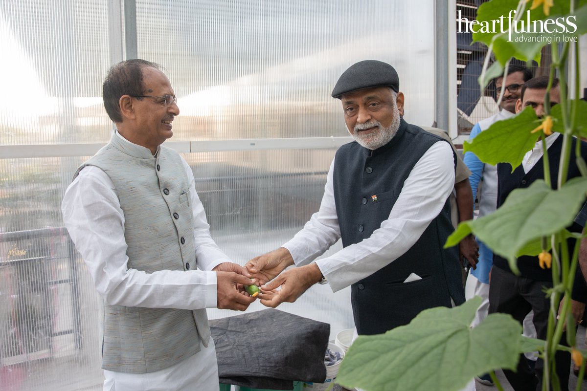 kamleshdaaji's tweet photo. It was a heart-warming occasion to host Hon'ble Chief Minister of Madhya Pradesh, @ChouhanShivraj . We shared with him the work being done with regard to organic farming, green kanha initiatives @kanhashantivan &amp; also had the release of the Nasha Mukti app and book.

#Daaji https://t.co/ajNNAbQZee