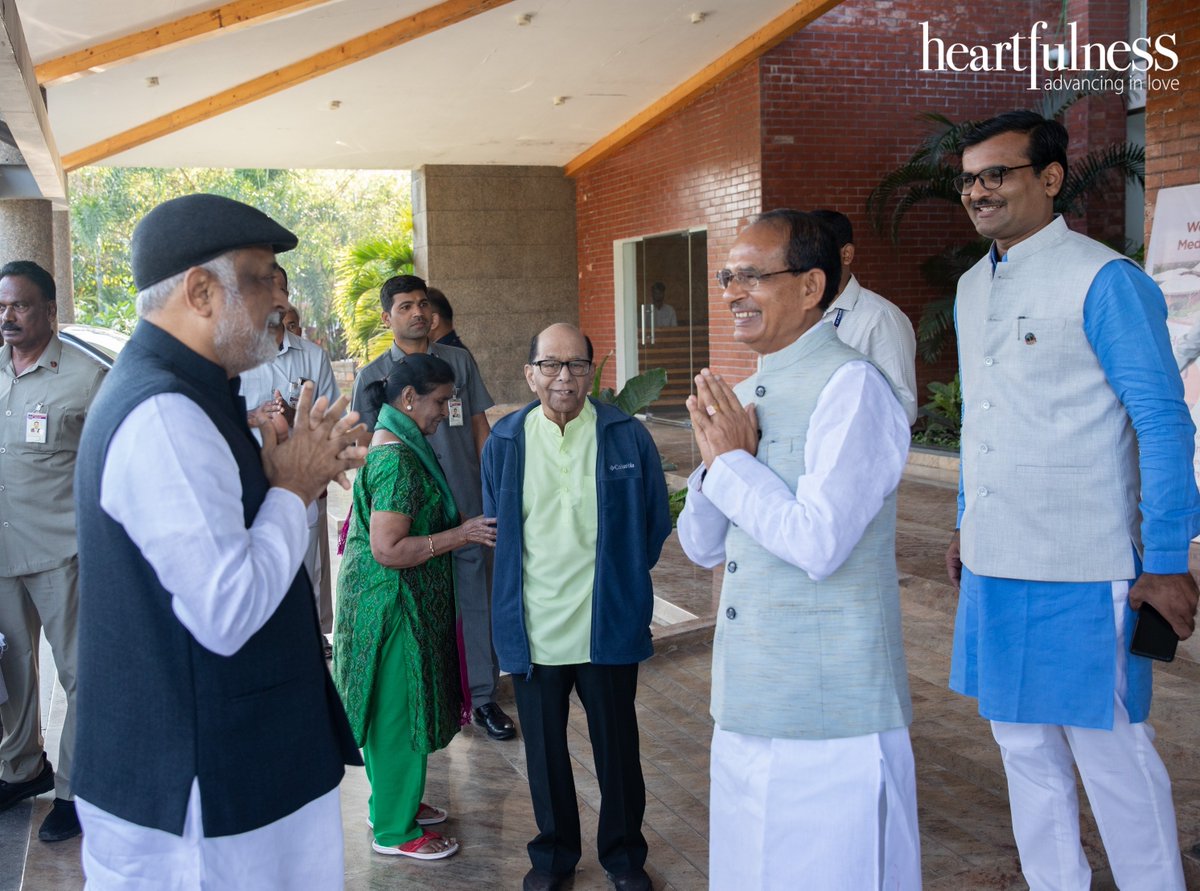 kamleshdaaji's tweet photo. It was a heart-warming occasion to host Hon'ble Chief Minister of Madhya Pradesh, @ChouhanShivraj . We shared with him the work being done with regard to organic farming, green kanha initiatives @kanhashantivan &amp; also had the release of the Nasha Mukti app and book.

#Daaji https://t.co/ajNNAbQZee