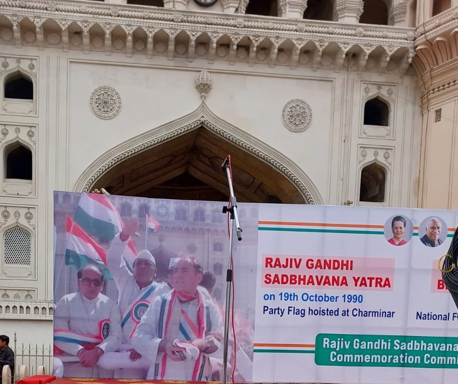 The evening of Day 55 of #BharatJodoYatra at the historic Charminar in Hyderabad was simply fantastic. In front of a sea of people @RahulGandhi hoisted the national flag, from the same spot where on October 19, 1990 Rajiv Gandhi had launched the Sadbhavna Yatra.