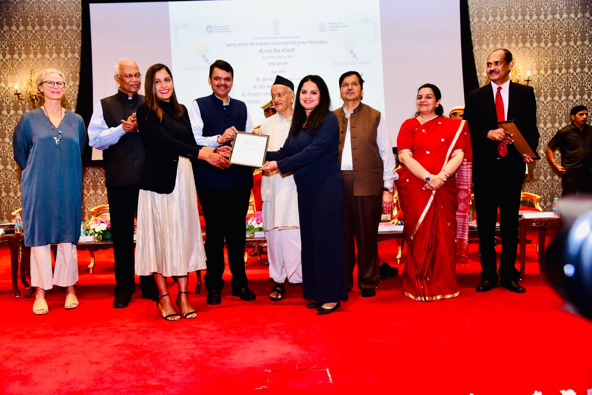 Arms4AI1's tweet photo. We are delighted to be selected as one of the winners in the @mahastartupweek contest held by #MaharashtraStateInnovationSociety.
Grateful to receive this prize from Dep CM @Dev_Fadnavis and Hon. Governor Shri @BSKoshyari to provide our #innovation in the Governance sector https://t.co/GBardiv0mS