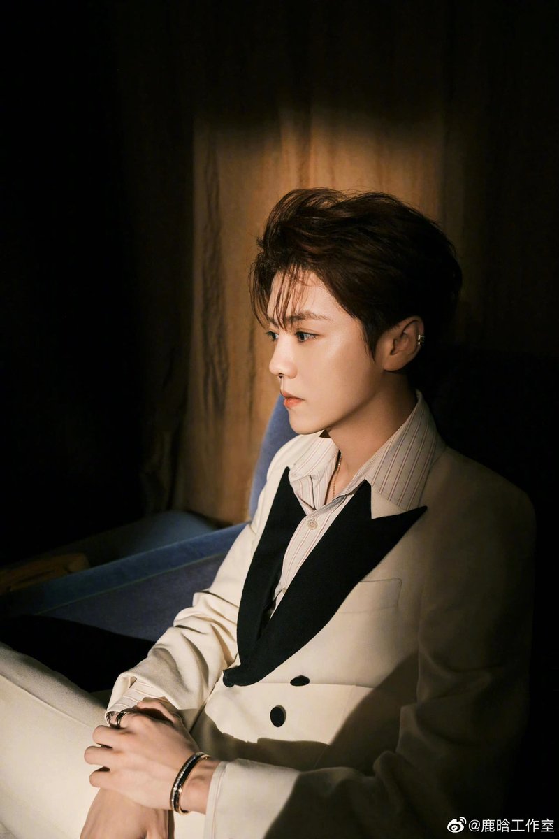 luking0420's tweet photo. [NEWS] 221101 LuHan Studio’s Weibo updates: The bold collision of classics and innovation, the transformation of free and frank style, together with Brand Ambassador #LuHan, feel the power of @Boucheron’s personality.

(1/2)

Cr. 鹿晗工作室
Link: https://t.co/7iuUvYXvMM

#鹿晗 https://t.co/j9eAh3hhyE