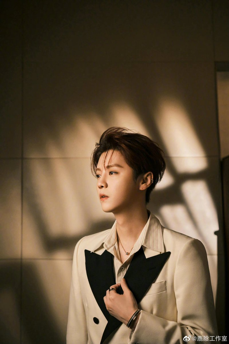 luking0420's tweet photo. [NEWS] 221101 LuHan Studio’s Weibo updates: The bold collision of classics and innovation, the transformation of free and frank style, together with Brand Ambassador #LuHan, feel the power of @Boucheron’s personality.

(2/2)

Cr. 鹿晗工作���
Link: https://t.co/7iuUvYXvMM

#鹿晗 https://t.co/0ys6JK8Apb