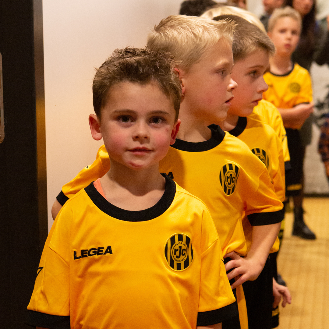 RodaJCKerkrade's tweet photo. Meelopen in de 𝗹𝗶𝗻𝗲-𝘂𝗽, deelnemen aan een gave 𝗽𝗲𝗿𝘀𝗰𝗼𝗻𝗳𝗲𝗿𝗲𝗻𝘁𝗶𝗲 en meedoen aan een gezellige 𝗸𝗹𝗲𝘂𝗿𝗺𝗶𝗱𝗱𝗮𝗴? 🤩

Geef je dan nu op voor onze 𝐊𝐈𝐃𝐒𝐂𝐋𝐔𝐁! ⚒️

🔗 https://t.co/pRVlJq0FOL

#RodaJC #Kidsclub https://t.co/7BoIKplgXy
