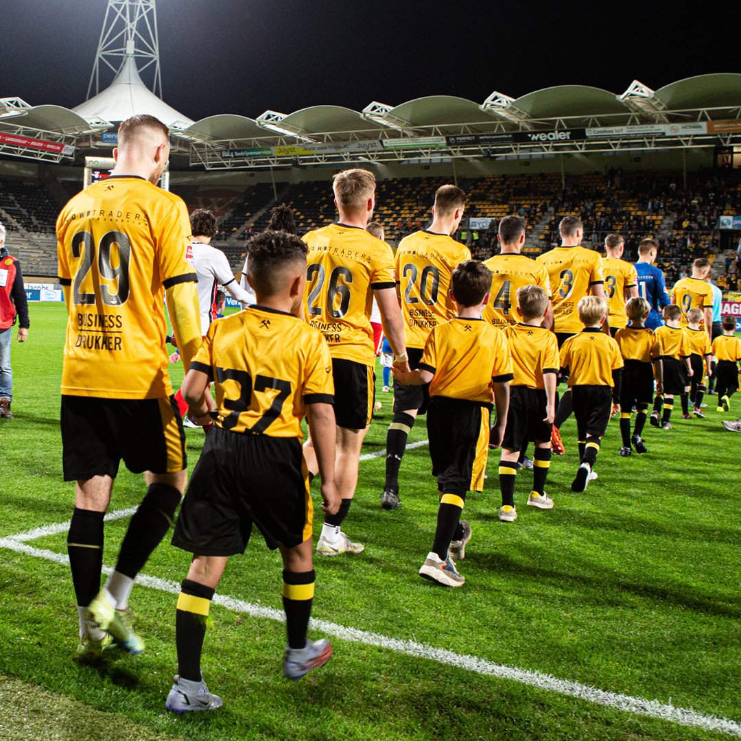 RodaJCKerkrade's tweet photo. Meelopen in de 𝗹𝗶𝗻𝗲-𝘂𝗽, deelnemen aan een gave 𝗽𝗲𝗿𝘀𝗰𝗼𝗻𝗳𝗲𝗿𝗲𝗻𝘁𝗶𝗲 en meedoen aan een gezellige 𝗸𝗹𝗲𝘂𝗿𝗺𝗶𝗱𝗱𝗮𝗴? 🤩

Geef je dan nu op voor onze 𝐊𝐈𝐃𝐒𝐂𝐋𝐔𝐁! ⚒️

🔗 https://t.co/pRVlJq0FOL

#RodaJC #Kidsclub https://t.co/7BoIKplgXy
