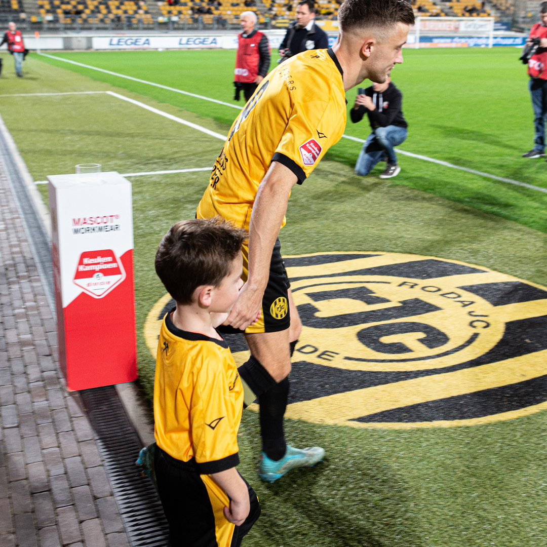 RodaJCKerkrade's tweet photo. Meelopen in de 𝗹𝗶𝗻𝗲-𝘂𝗽, deelnemen aan een gave 𝗽𝗲𝗿𝘀𝗰𝗼𝗻𝗳𝗲𝗿𝗲𝗻𝘁𝗶𝗲 en meedoen aan een gezellige 𝗸𝗹𝗲𝘂𝗿𝗺𝗶𝗱𝗱𝗮𝗴? 🤩

Geef je dan nu op voor onze 𝐊𝐈𝐃𝐒𝐂𝐋𝐔𝐁! ⚒️

🔗 https://t.co/pRVlJq0FOL

#RodaJC #Kidsclub https://t.co/7BoIKplgXy