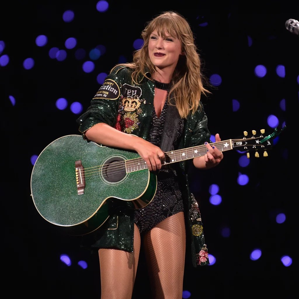 updateswiftbr's tweet photo. ELA VEM? Taylor Swift avisou que a "The Eras Tour" começa nos Estados Unidos e que as datas internacionais serão anunciadas em breve! https://t.co/wLmmlgn0pN
