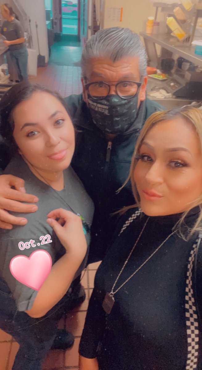 Lizlope43229123's tweet photo. #ChiliLove #TeamWork I had a blast in Española #GuestManager #LiveTheCulture #LoveTheCulture @tjposthuma thanks for the learning experience https://t.co/IV3CAcm3jf