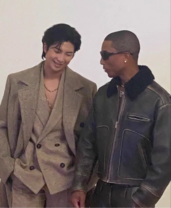 oh wow that suit was low cut jdjddjdj 