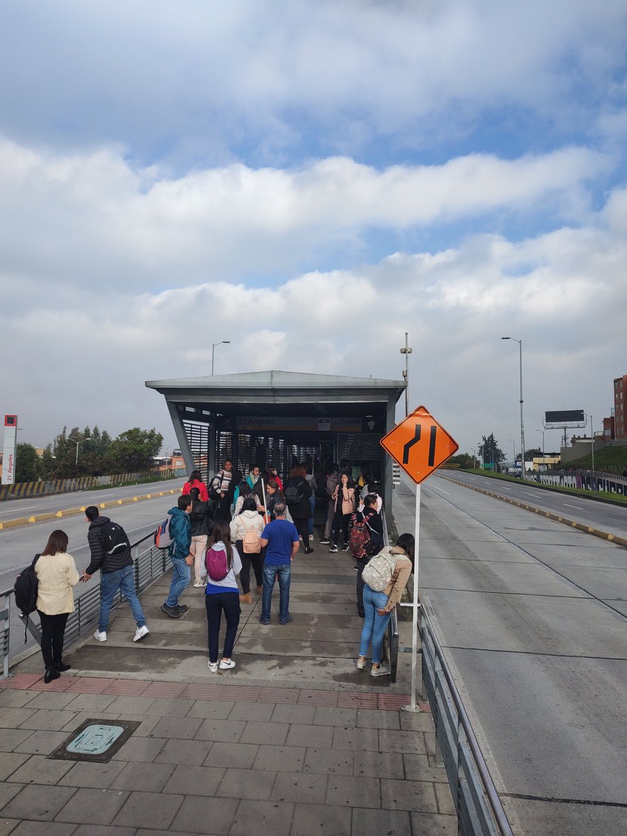 LauraPatri's tweet photo. @TransMilenio Cuál normal por dios. La estación 21 angeles está cerrada y no pasan buses. Las personas ya comienzan a caminar por la calzada https://t.co/f4A9BR9gcW