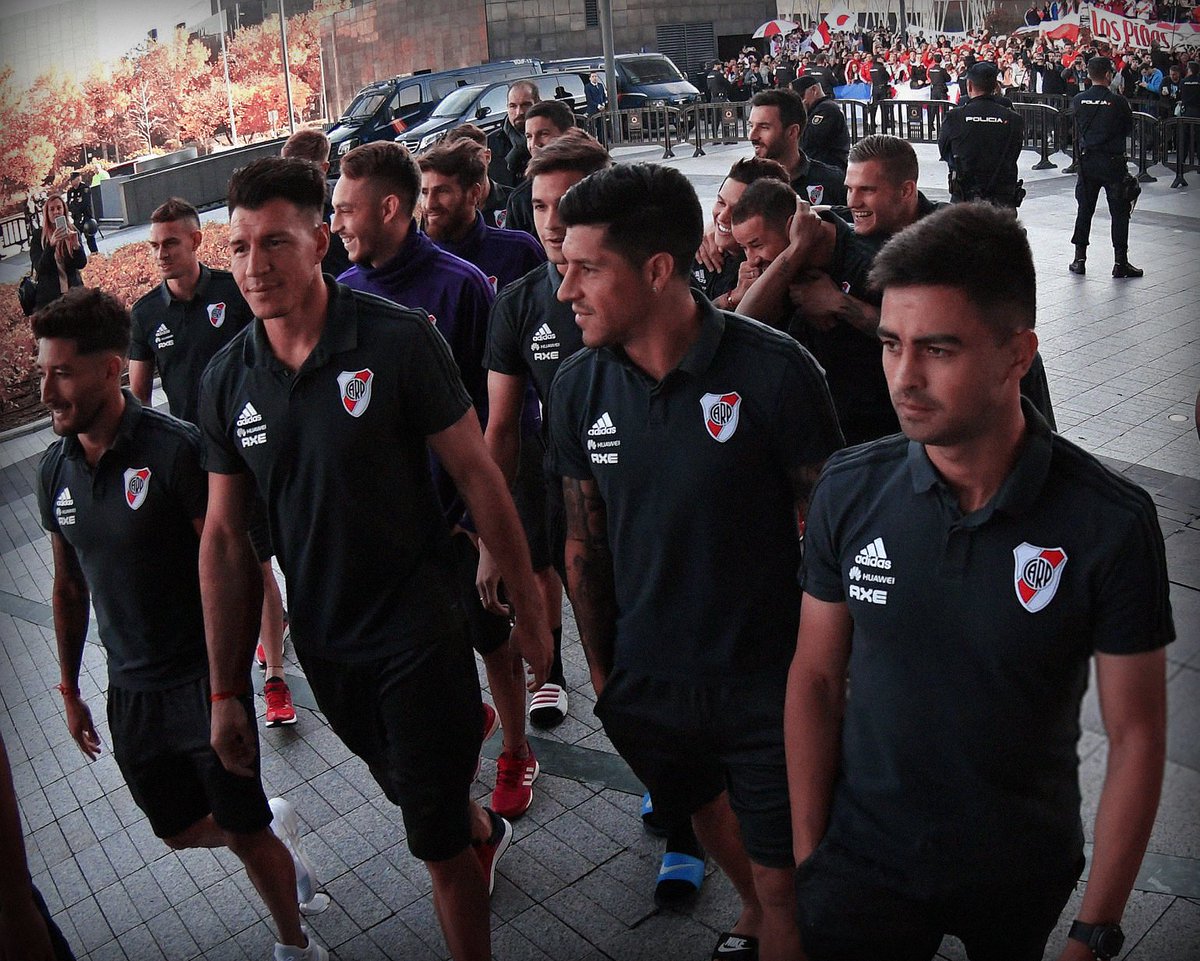 Los jugadores en el hotel antes del partido en Madrid, miren las caras de los jugadores de boca y las de River, ya eramos campeones antes de que arranque.
